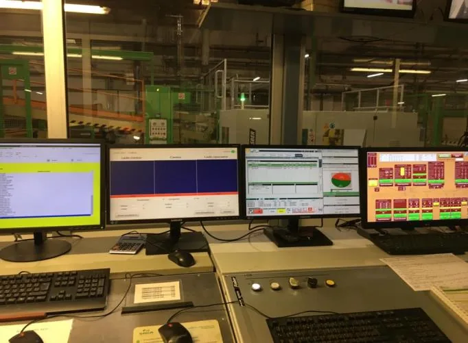Main control desk used with a corrugator defect detection system